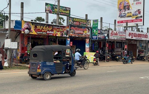 முல்லைத்தீவு புதுக்குடியிருப்பில் வழமை போல் இயங்கும் வர்த்தக நிலையங்கள்